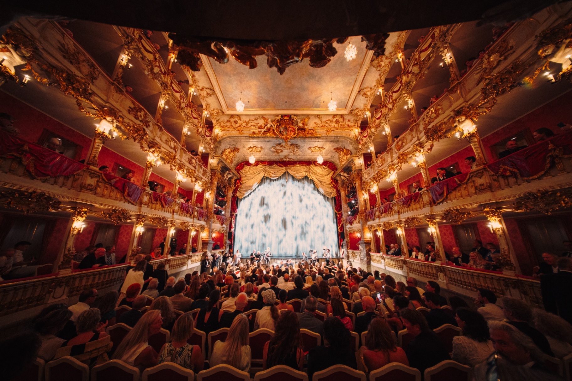Blick ins voll besetzte Cuvilliés-Theater während der Verleihung des Friedenspreises