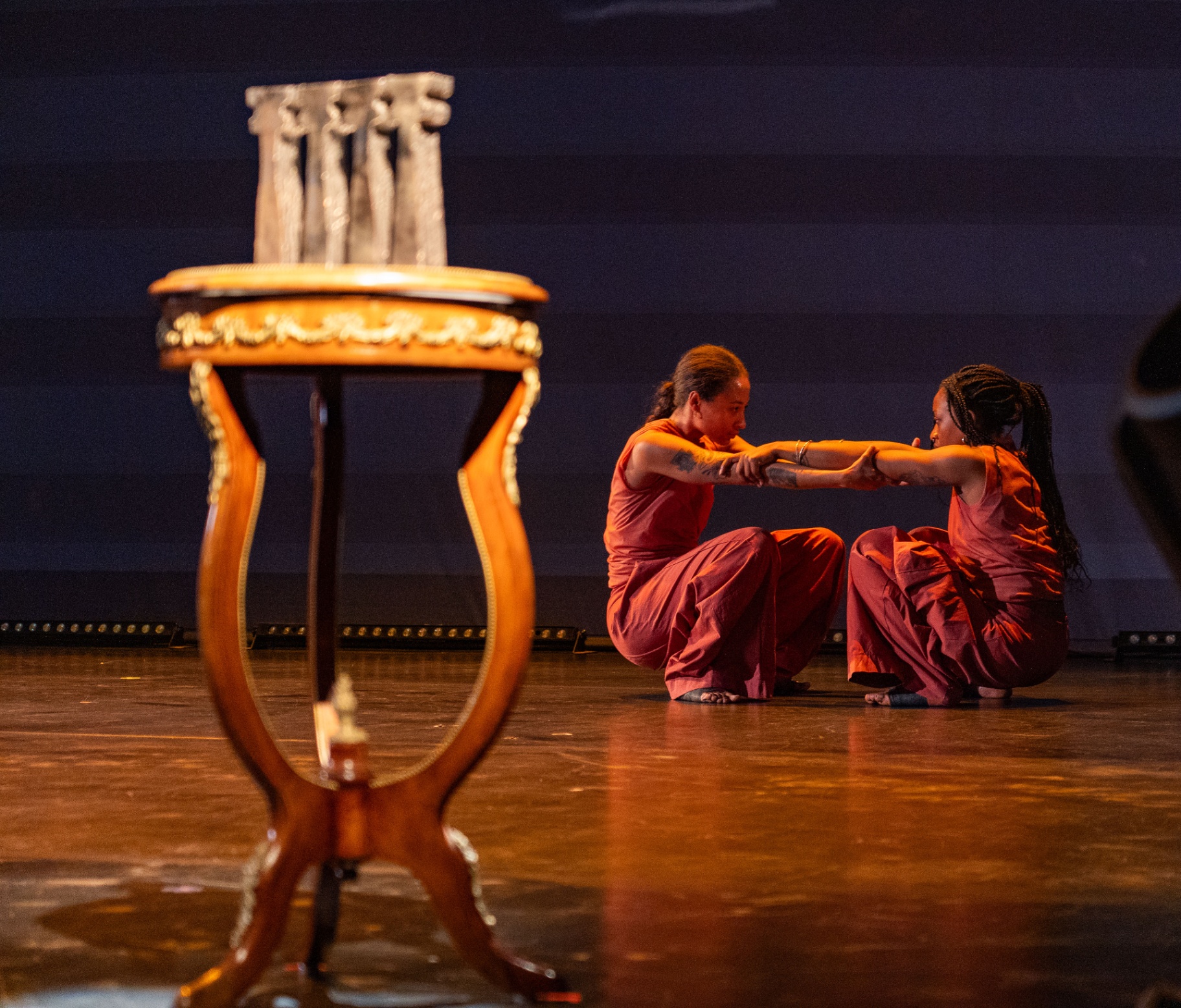 Tänzerinnen in rotem Kostüm auf der Bühne des Cuvilliés-Theaters