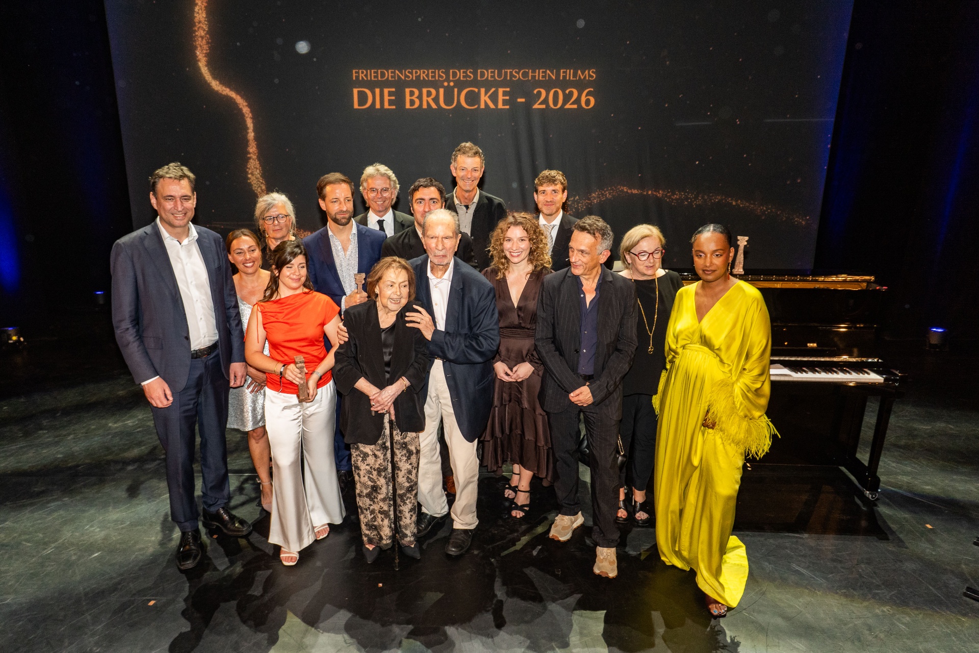 Gruppenbild auf der Bühne nach der Verleihung