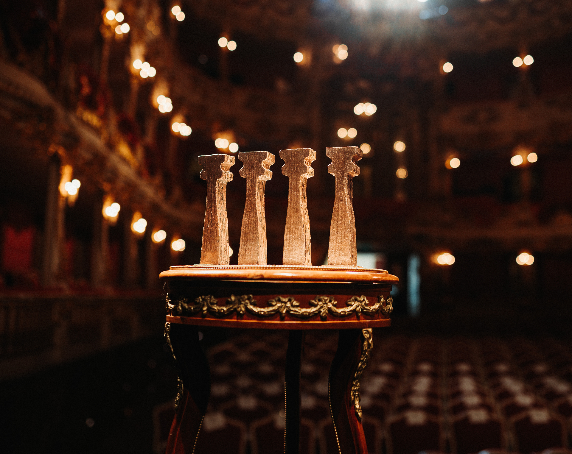 Vier Trophäen ‚Die Brücke' auf einem Beistelltisch im Cuvilliés-Theater