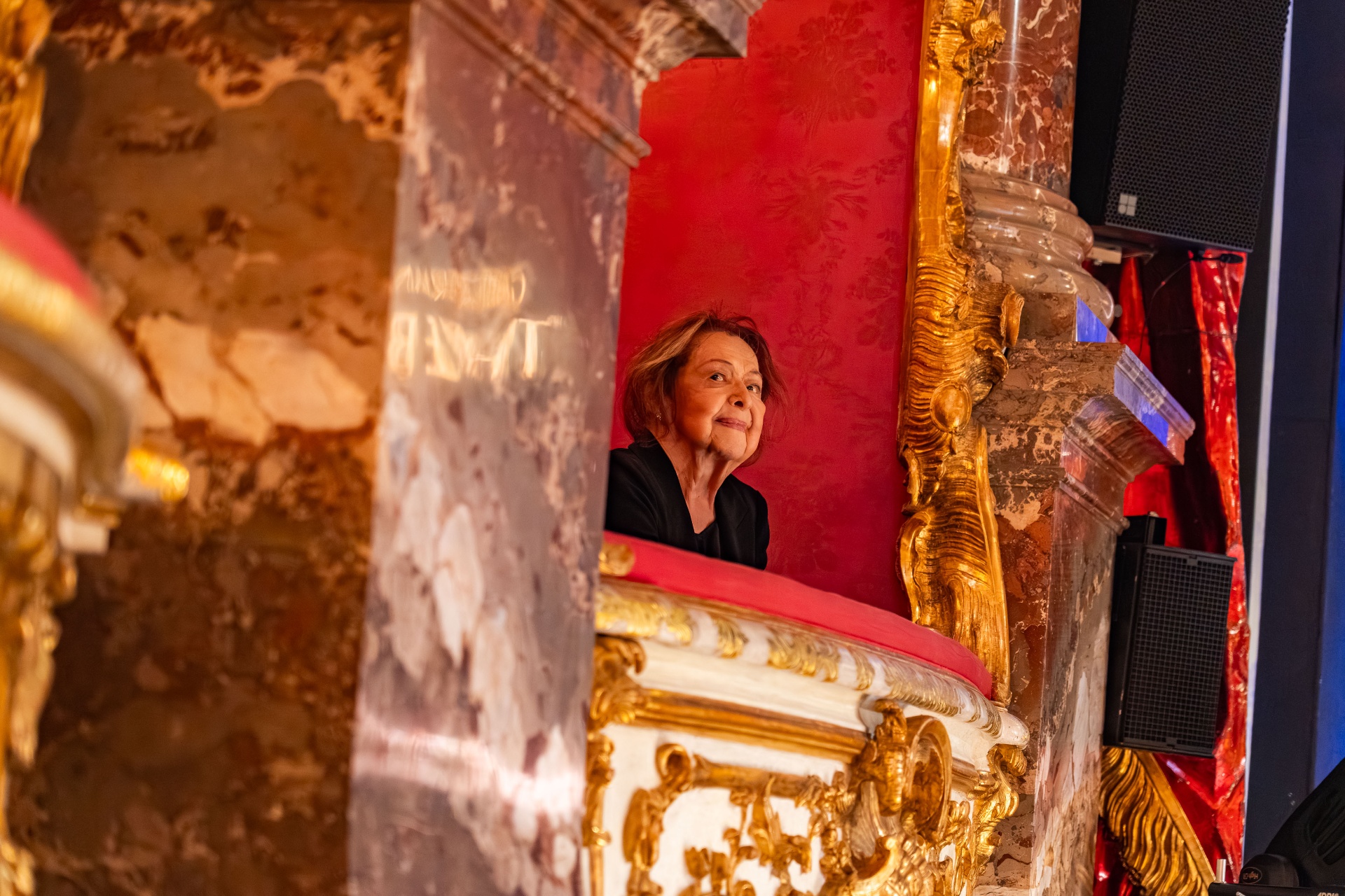 Besucherin in einer Loge des Cuvilliés-Theaters