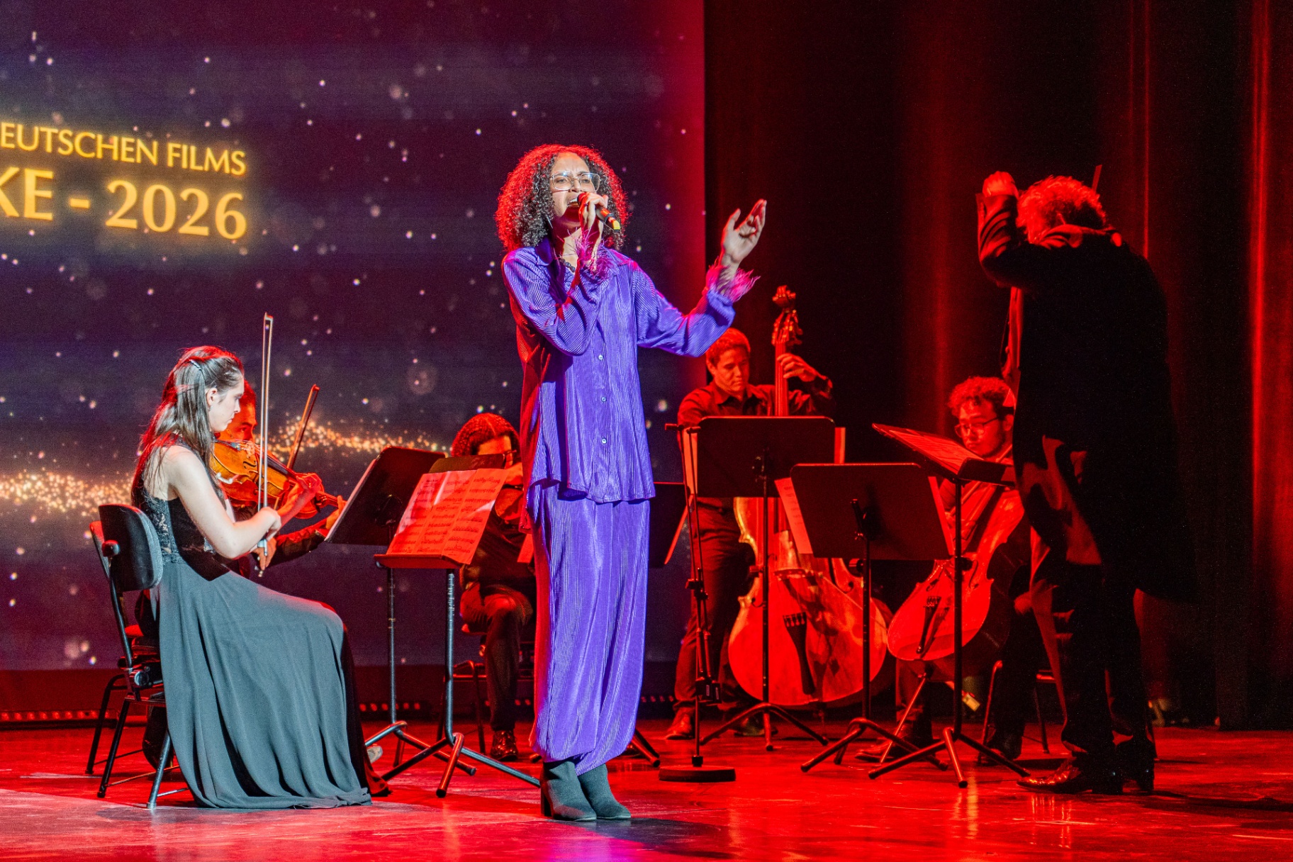 Musikalischer Auftritt mit Ensemble auf der Bühne