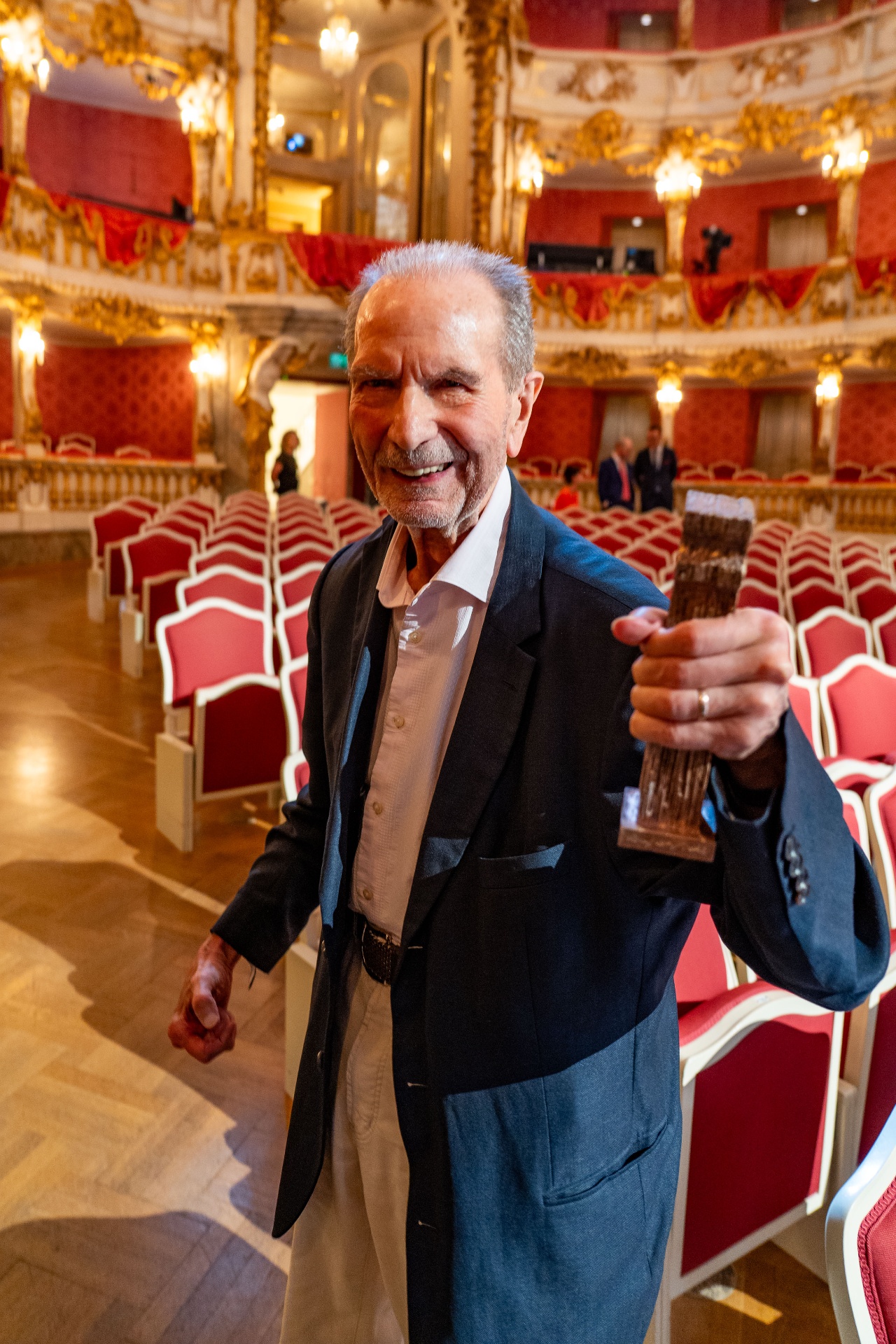 Edgar Reitz mit der Ehrenpreis-Trophäe