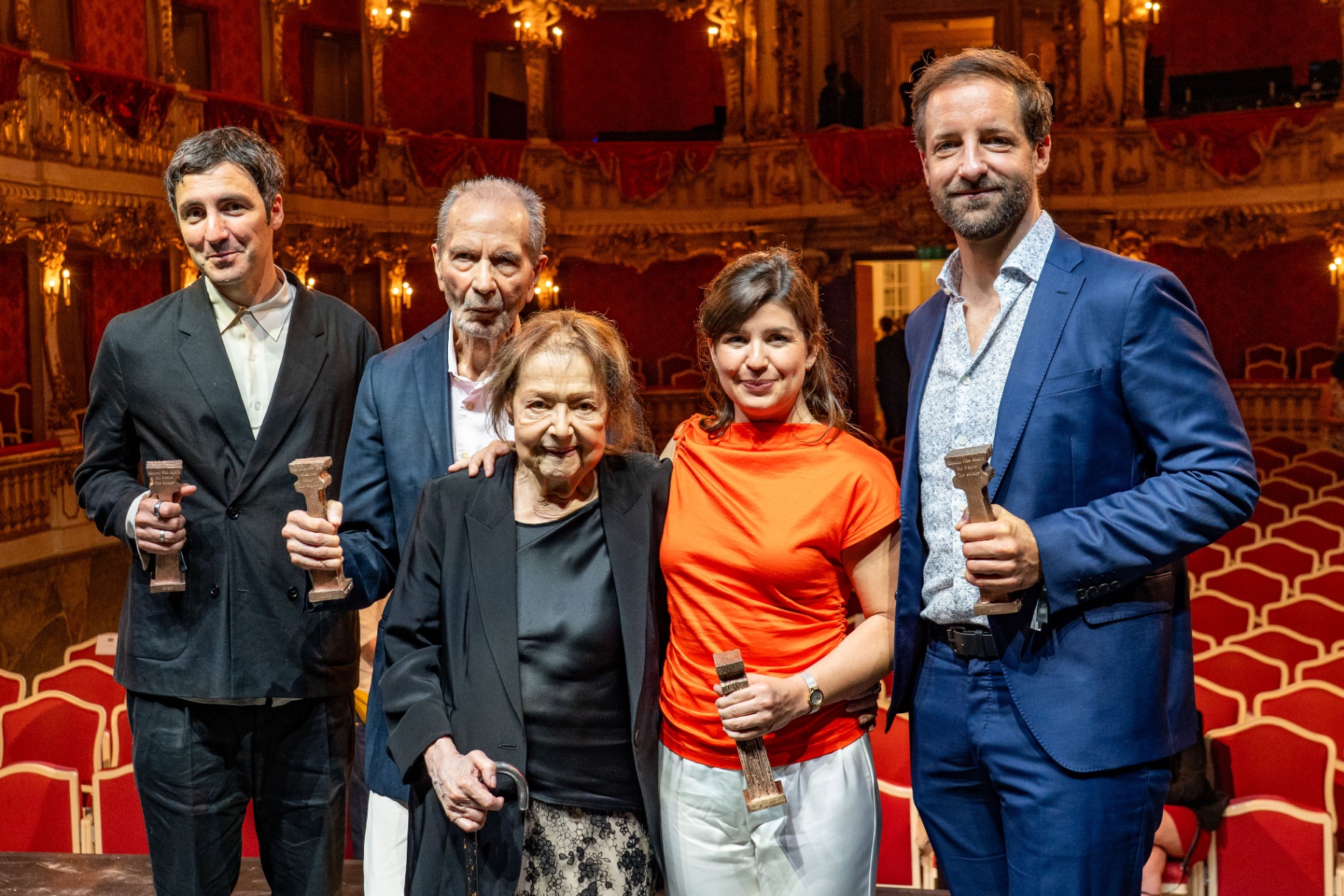 Gruppenporträt der Preisträgerinnen und Preisträger im Saal
