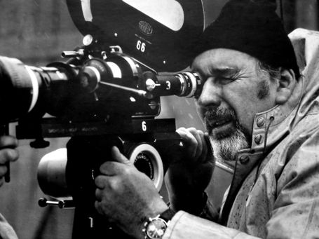 Bernhard Wicki hinter der Filmkamera